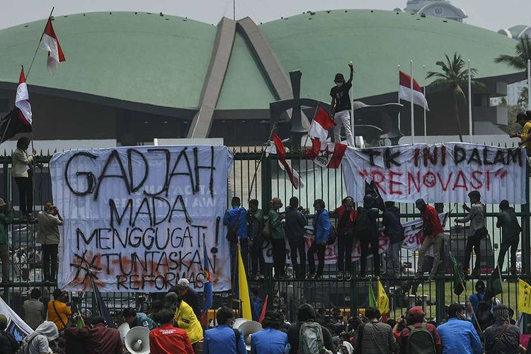 https://tempolitik.com/bentrokan-panas-demo-dpr-malam-ini-berubah-jadi-chaos