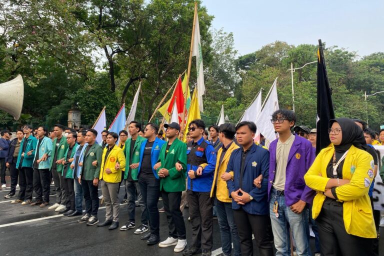 https://tempolitik.com/siang-ini-gejolak-baru-bem-si-geruduk-dpr-dengan-aksi-selamatkan-indonesia-205-aparat-disiagakan