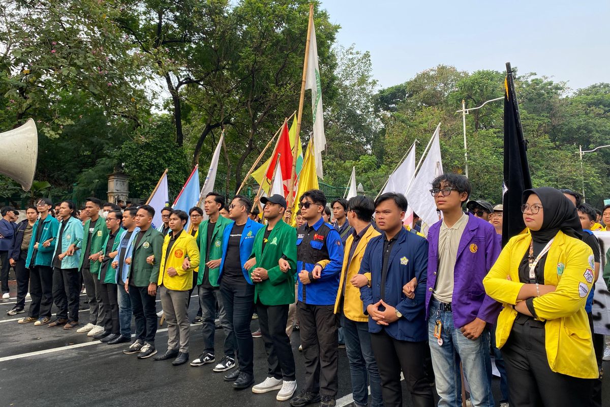 https://tempolitik.com/siang-ini-gejolak-baru-bem-si-geruduk-dpr-dengan-aksi-selamatkan-indonesia-205-aparat-disiagakan