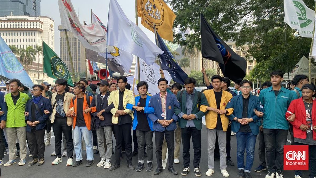 https://tempolitik.com/siang-ini-gejolak-baru-bem-si-geruduk-dpr-dengan-aksi-selamatkan-indonesia-205-aparat-disiagakan